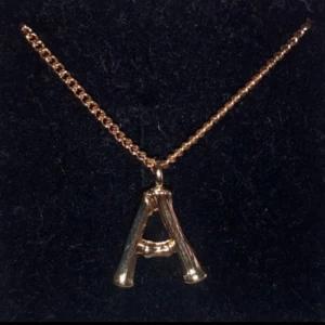 Halsband  - Snyggt bokstavs halsband. Finns i fler bokstäver, så skriv om du vill ha någon annan.  Köp för 250kr Modell 032