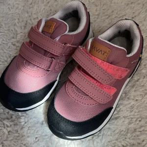 Rosa/lila kavat skor i st 26 - Helt nya kavat skor i st 26,perfekt att ha nu till hösten då barnen är ute o leker mycket och behöver ett par rediga skor🍂🍁