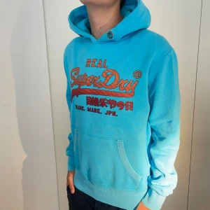 Superdry hoodie  - Tja, säljer nu denna fetta hoodie från superdry. I storlek S, nyskick. Modellen på bilden är 182 cm och väger 68 kg. Om du har några frågor eller funderingar hör gärna av dig 🤩😊