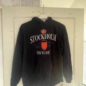 Hoddie  - Ok skick vad jag ser priset är absolut diskuterbart och har du några funderingar så tvecka inte på att höra av dig 🥰