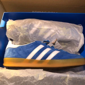 Adidas originals gazelle indoor shoes 'blue - Trendiga sneakers, de dessa man ska ha i sommar!   Adidas originals gazelle indoor shoes 'blue Grym sko, som nya, haft dem i två veckor, i kartong, med papper och extra vita snören!   Obs! Små storlek! Mätt dina fötter! 29,5cm mer åt 45!!  https://ad