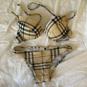 Burberry bikini - Burberry bikini dock inte helt säker på om den är äkta därav priset. Kolla sista bilden