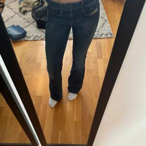 Jag säljer mina diesel jeans då dom inte har används på väldigt länge. De är i storlek w26, men har vanligt vis storlek 34. Jag är 164. Ny pris 1300 i diesels egna butik. Knappt använda och med ett väldigt bra skick!