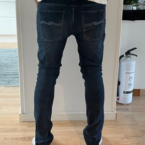 Nudie jeans 34/34 - Säljer ett par nudie jeans som inte kommer till andvändning, skick 9/10, storlek 34/34 men det är en tajt modell så passar mindre storlekar också, modellen är 190 cm