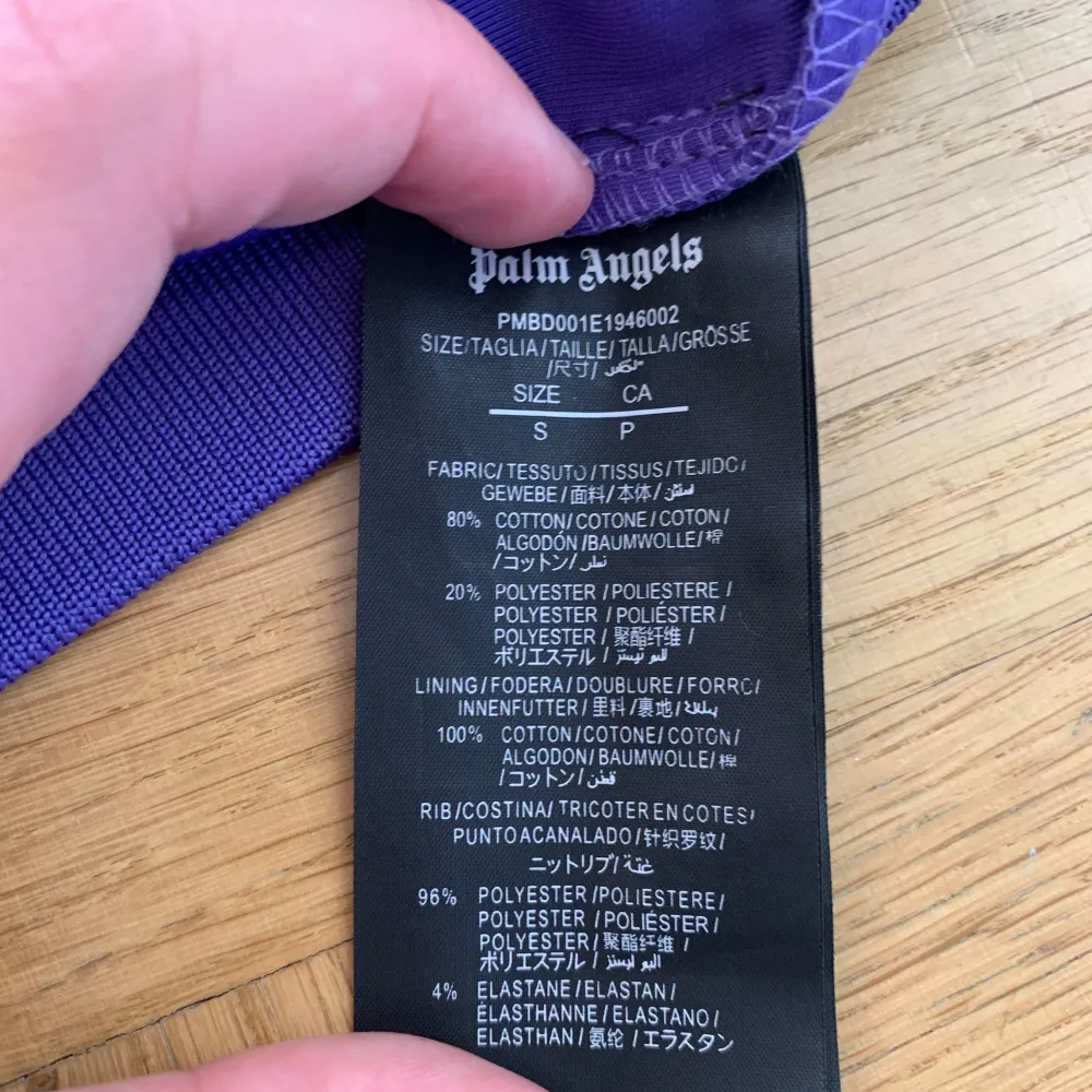 En mycket fin Palm Angels tracksuit som är i storlek S herr. Köpte den på en loppis där säljare sa den var äkta. Skriv till mig om du har frågor.. Övrigt.