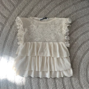 Zara topp - säljer jätte fin topp från zara i storlek xs/s. Aldrig använt bara prövat. Kontakta mig vid intresse💘💘