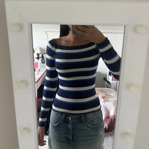 Tröja  - Tröja från Gina som är använd fåtal gånger och i perfekt skick sitter tight men stretchigt material💓