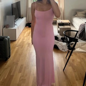 långklänning  - så fin från bershka, använd en gång så i väldigt bra skick förutom en liten fläck (sista bilden. Går ner till fötterna på mig som är 165🩷