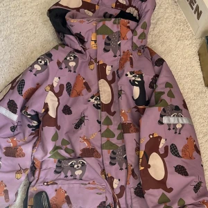 Overall från Lindex  - Fin lila overall med djur på! Den är vattentålig och i bra skick🍂🍁🙏🏼