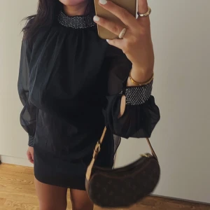 Nyårsklänning  - Festlig elegant meshklänning med strassdetaljer från H&M! Den har en underkjol och är aldrig använd 🪩🖤🥂