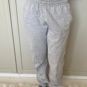 Gråa mjukisbyxor  - Jätte sköna mjukisbyxor som har andvänds några få gånger och är i jätte bra skick! ❤️ 