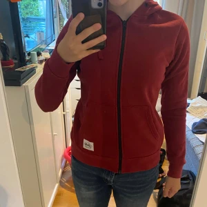 Röd sip-up hoodie - Använd endast ett fåtal gånger och är i väldigt bra skick. Fin färg och har bra kvalitet.