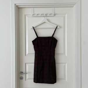 Brun klänning vintage - Brun klänning med svart rutmönster  Med prislapp kvar aldrig använd 