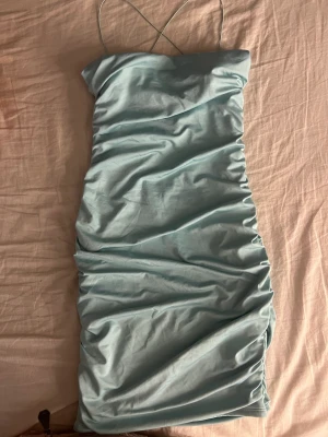 Sommar klänning  - Super fin klänning från oh polly, tror att ny priset ligger runt 500-700. Säljs då jag aldrig fått användning av den tyvärr. Knytning i ryggen.
