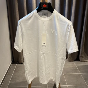 Vit Y3 t-shirt  - Säljer en helt ny Y3 t-shirt i strl M | Sitter oversized | Nypris ca 1250 mitt pris 649 |