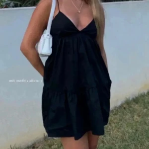 Zara liknande klänning - Superfin typ zaradupe från shein i storlek S. Använd endast en gång för två år sen! Har ingen bättre bild än den andra som är min. 100 kr plus frakt 🩷