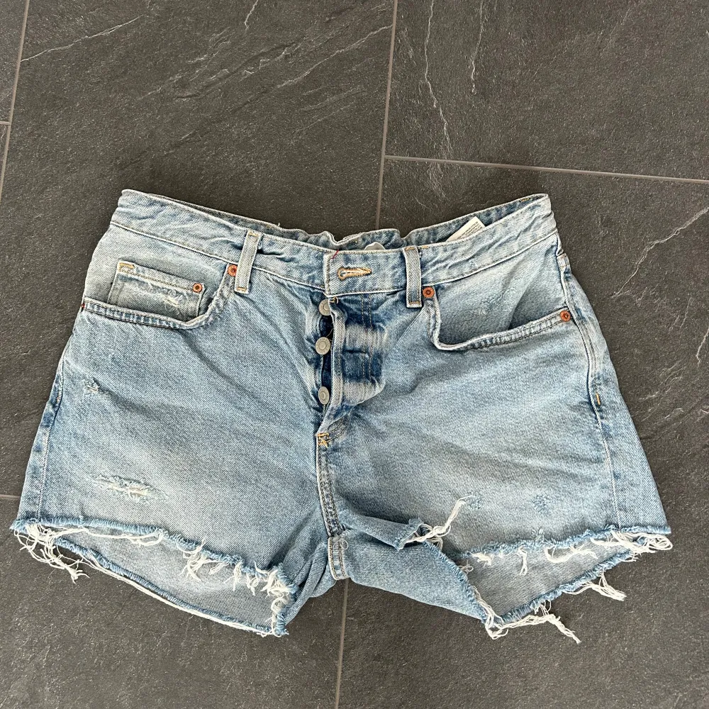 Lågmidjade shorts som jag själv gjort Lågmidjade och lagt till resor i midjan. Passar 36/S.. Shorts.