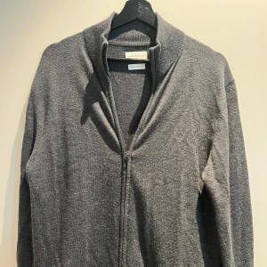 These glory days zip  - En fin zip tröja som är i nysick, den är i merinoull och nypris är ungefär 1500