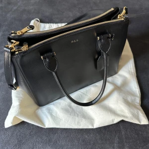 Ralph Lauren väska - Helt ny ralph lauren väska med original bag, helt oanvänd. Köptes för ca 4600. Vid frågor kom dm, pris kan diskuteras vid snabb affär
