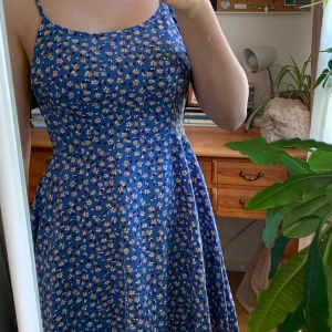 blommig klänning  - blå klänning som jag fått av en kompis, därav osäker på märke och storlek 