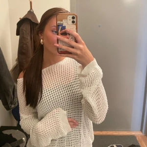 Virkad tröja - Säljer denna jättefina tröjan då den inte kommer till användning! Storlek L men sitter mer som en S/M💗