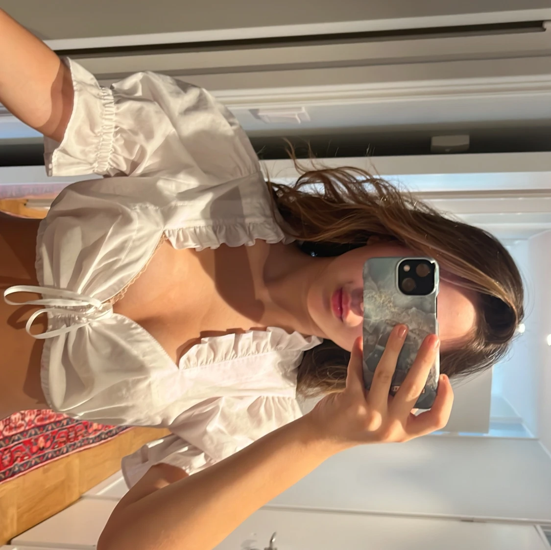 Vit blus med rosett  - 90