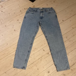 Asos design jeans - Dessa jeans är i topp skick dem är använda men man märker inte det.Det är ett par baggy jeans som jag säljer för att jag inte har någon användning av dom.Om det är några frågor så är det bara att fråga på. Priset är inte hugget i sten.