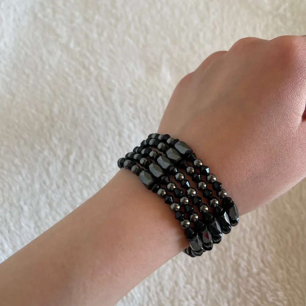 Super cool magnetisk halsband/armband, man får bestämma själv hur man vill bära den! Köparen står för frakten men kan även mötas upp i Uppsala, Knivsta eller Sigtuna. Tveka inte att fråga mig om något! ➰. Asusteet.