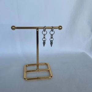 Örhängen  - Finns i guld och silver. Köp för 99kr/st Eller 169kr/ paret. Modell 156 Smyckes ställningen finns även att köpa för 299kr!