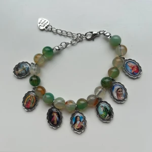 Armband  - Armband med kristna ikoner. Handgjord med glaspärlor🫶