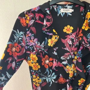 Blommig klänning  - Storlek 38, M