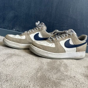 Nike air force - Ett par air force i bra skick inga skador eller hål. Skriv för frågor och funderingar. Priset går att diskuteras