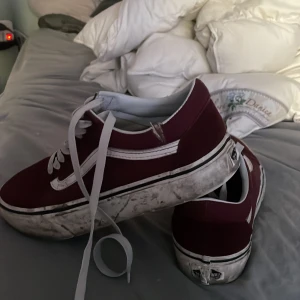 Säljer ett par röda vans  - Storlek 39 passar bra till 38 ochså och jag rengör dom. Skickar samma dag som du köper