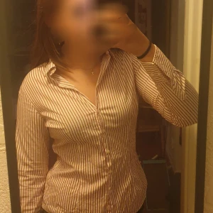 Röd-randig Tommy Hilfiger skjorta - Passar både S-M då materialet är Stertch och andvänd fåtal gånger