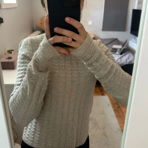 Stickad tröja - Såååååå sjukt fin och gosig  stickad tröja men som jag tyvärr inte får användning för.💕Den är enbart använd några få gånger och i nyskick💖