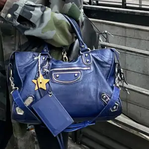 Säljer min älskade Balenciaga city väska i blått, väskan är i använt skick men har tyvärr en liten defekt som syns på bild fyra.