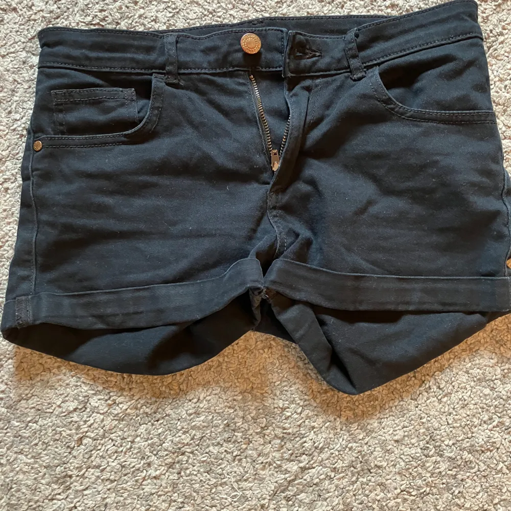 Jeansshorts från Hm i fint skick. De är ganska lowwaist och snygga på⭐️Säljer pga att de inte används länge. . Shorts.