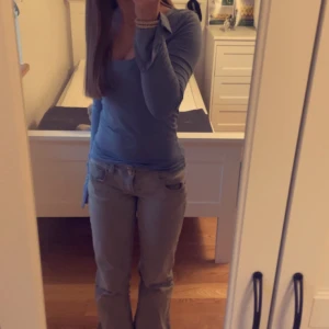 säljer gina tröja - det är jag på bilden men den är från i vintras! säljer denna blå tröja från gina! har för mig att jag köpt den för 199kr💗 mitt pris 150kr då den endast är använd någon gång! 