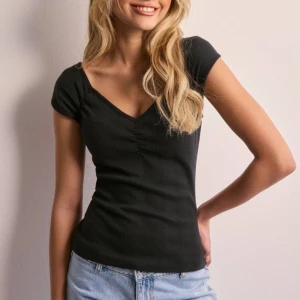 Nelly topp - Säljer denna fina top från Nelly då den tyvärr var förstår för mig, tröjan är aldrig använd och har inga defekter. Pris hår självklart att diskutera!💕