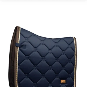Dressyr schabrak  - Hej säljer mitt blåa schabrak som har guld detaljer från equestrian Stockholm för ett bra pris då det knappt är andvänt och är tvättad. Original pris 899kr