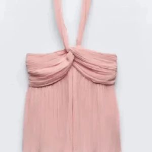 Rosa zara topp - Jätte fin zara topp som är slutsåld💗 använd endast en gång och säljer för att den tyvvär är aningen för liten för mig❤️