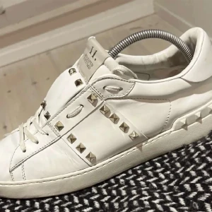 Valentino skor - Säljer mina Valentino skor i storlek 42. Lite använda men alla nitar sitter kvar och de ser fortfarande relativt bra ut!