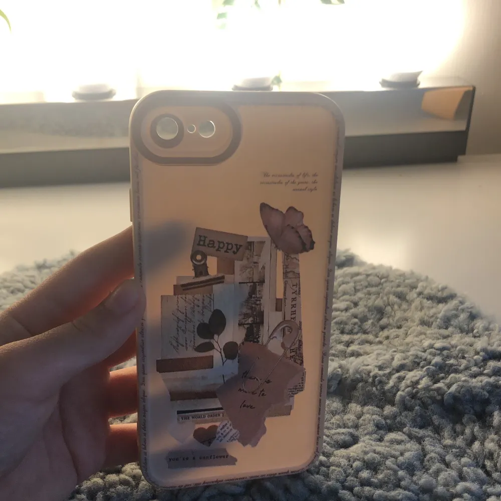 Ett brunt telefonskal för iphone 7/8. Helt rent och är hård plast. Vid intresse kontakta Mig så löser jag det så det blir billigare! Pris diskuteras😊. Accessoarer.