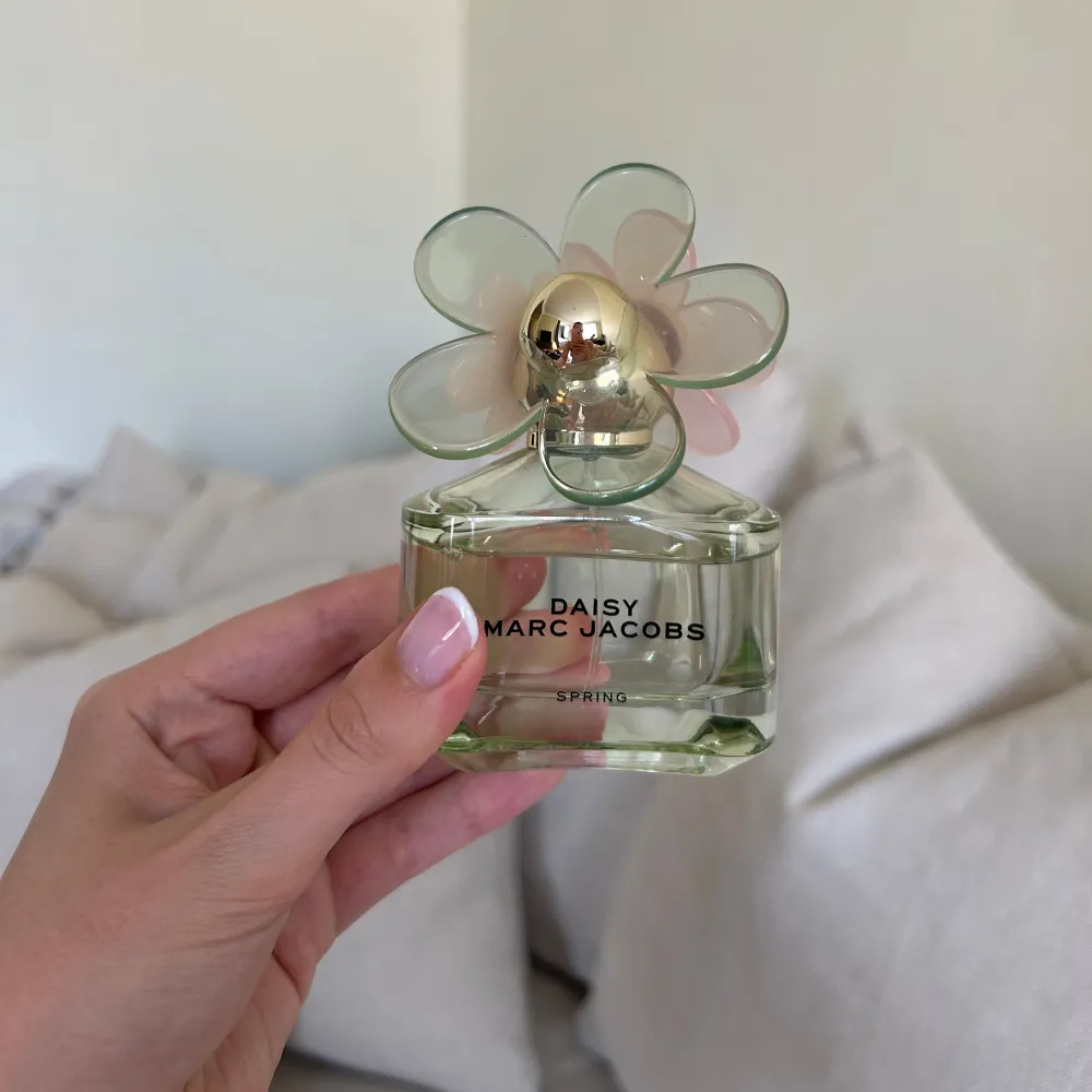 EdT 50 ml, se bild för återstående mängd!🌸Parfymen var limited edition och går inte att få tag på längre.   Från hemsidan: Doftfamilj: Blommig Dofttyp : Kryddig - Grönblommig Toppnot: Grön Kardemumma Hjärtnot: Rosa Rosenknoppar Basnot: Rosenträ. Skönhet.