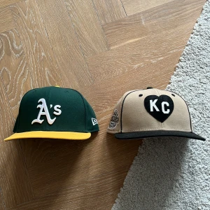 NEW ERA FITTED - Två feta kepsar, säljs pga fel storlek, det är en storlek 7 vilket är 55,8 i omkrets om jag inte missminner mig! Köp båda nu för 550kr! Styckpris: 350