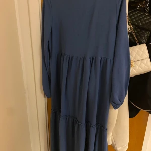 Mörkblå klänning - Klänningen är använd bara 1 gång, köpt för 400kr och inga tecken på användning. Materialet är ljust. Den är 147cm.