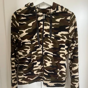 Hoodie Ginatricot - Zip-hoodie ifrån Ginatricot. Saknas tyvärr en liten metallskydd på ett av snörena men annars i jättefint skick.🤎