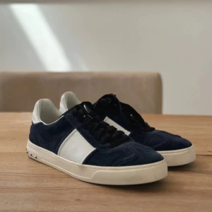 Valentino flycrew  - Säljer ett par flycrews i storlek 43 1/2, cond 9,5/10 använda ett fåtal gånger. Kommer med dustbag, extra snören och extra nit