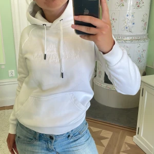 PeakPerformance hoodie - Vit PeakPerformance hoodie i storlek S🤍Knappt använd - väldigt bra skick!