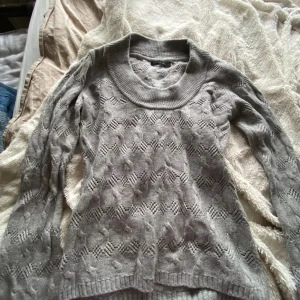 Stickad tröja  - Jätte fin grå stickad tröja med utsvängda armar och fin pass form. Säljer pågrund av att jag inte använder den. Bra skick 